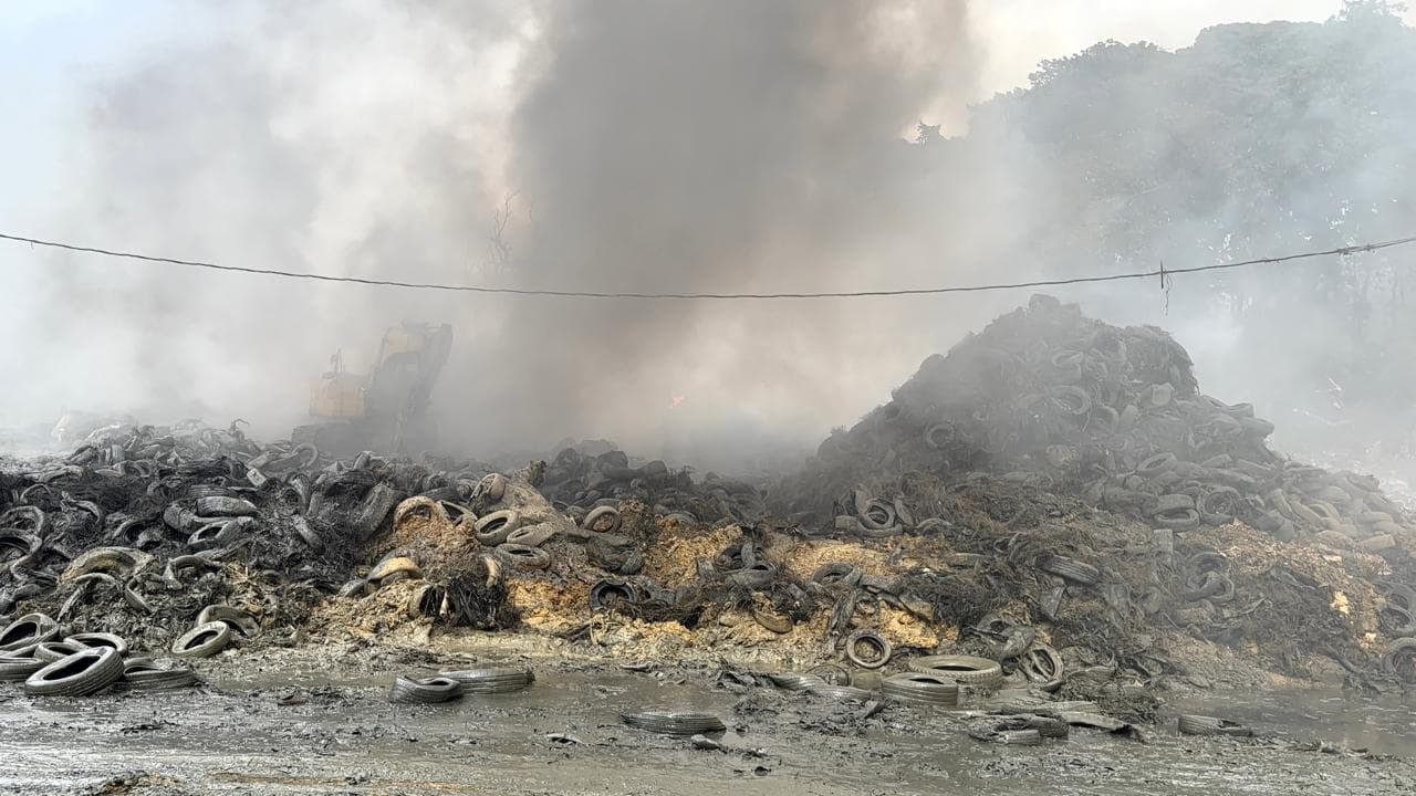 Fuego, humareda, ola de calor y apagones golpean a Cancino Adentro