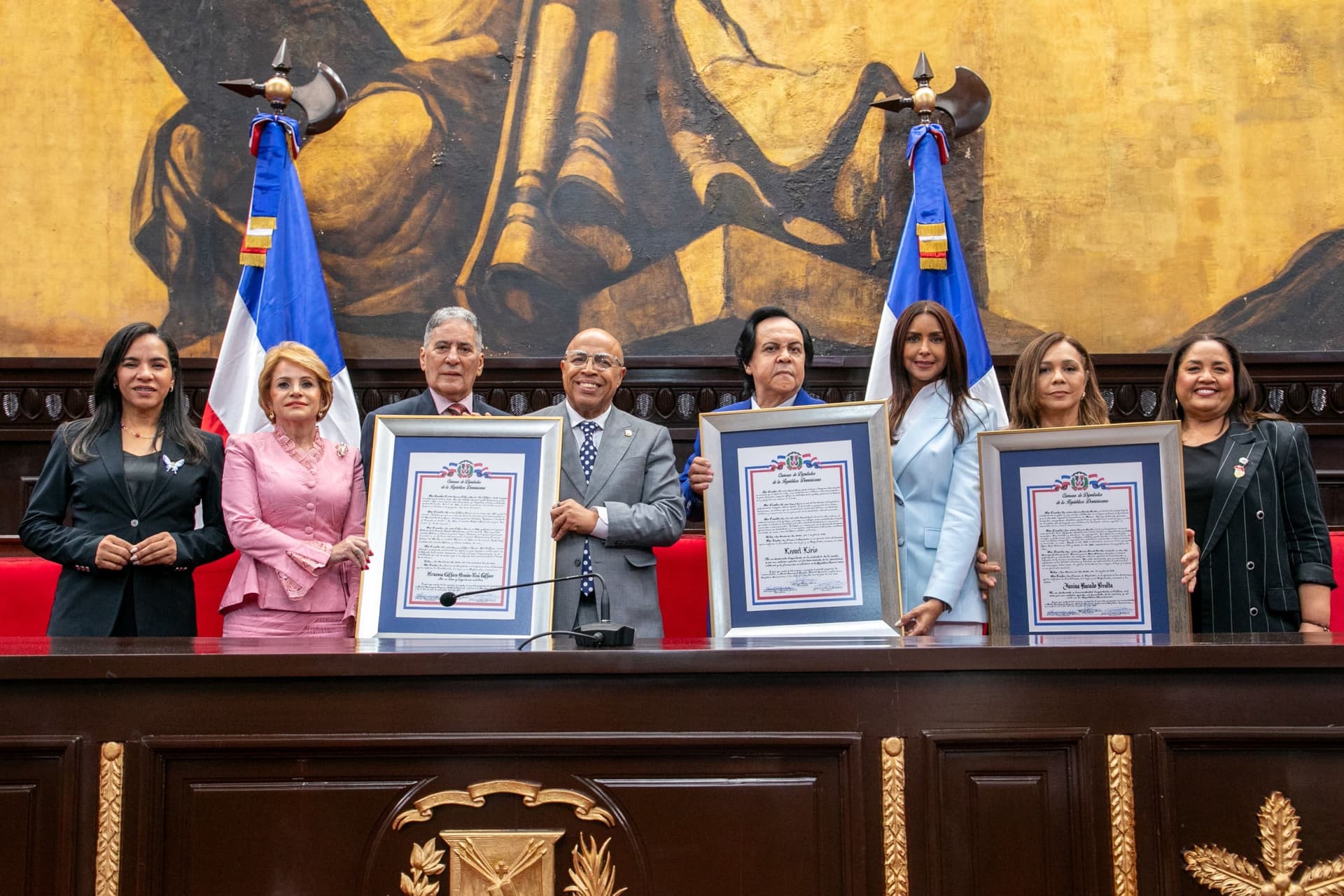 Niní Cáfaro, como el diseñador Lirio y la pianista y arreglista, Rosado