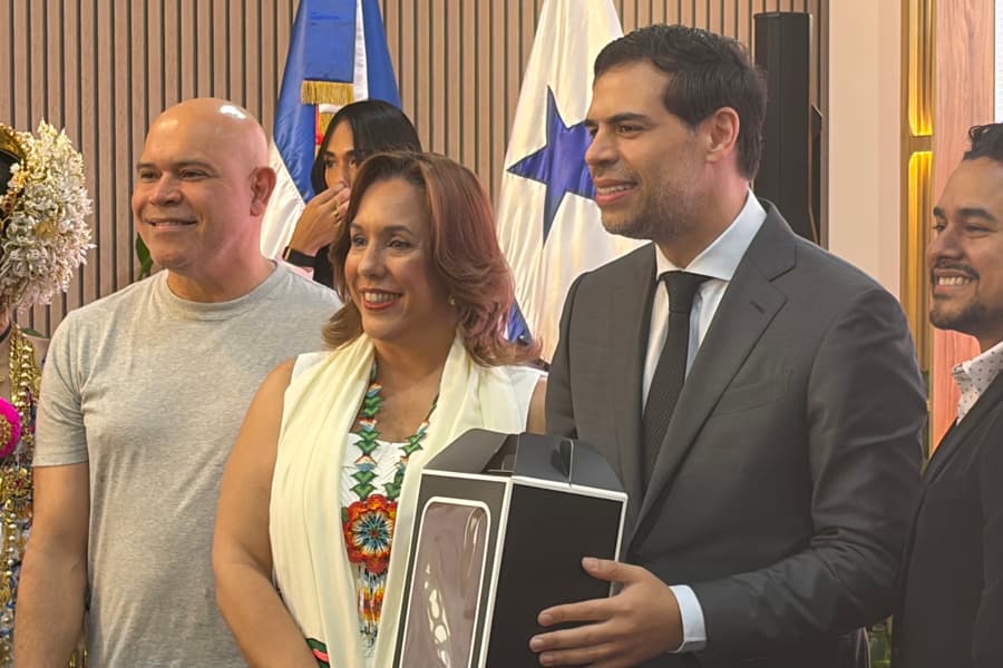 La embajadora de Panamá en República Dominicana, Yira Elena Ramonet García (c-i), posa junto al ministro de cultura dominicano, Roberto Ángel Salcedo